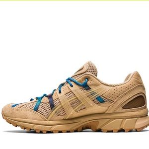 A.P.C. ASICS sneakers
A.P.C. x Asics interaction. ASICS Gel-Sonom 15-50